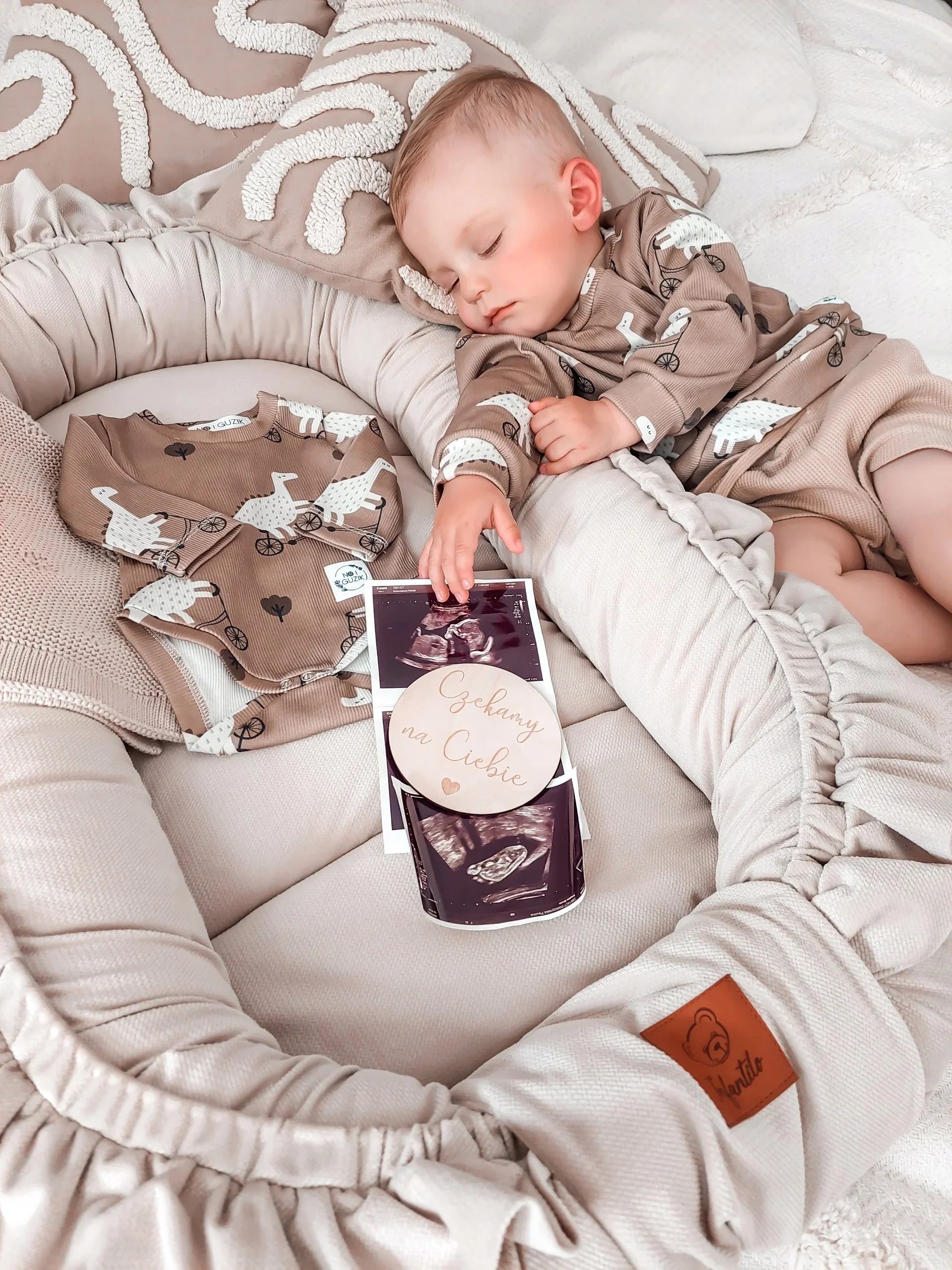 Infantilo Premium baby cocoon with a Delicate Velvet Frill Infantilo Premium baby cocoon with a Delicate Velvet Frill