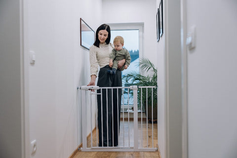 FreeON safety gates gama, metal, white, with extension 14 and 21 cm