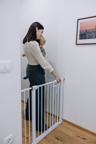 FreeON safety gates gama, metal, white, with extension 14 and 21 cm