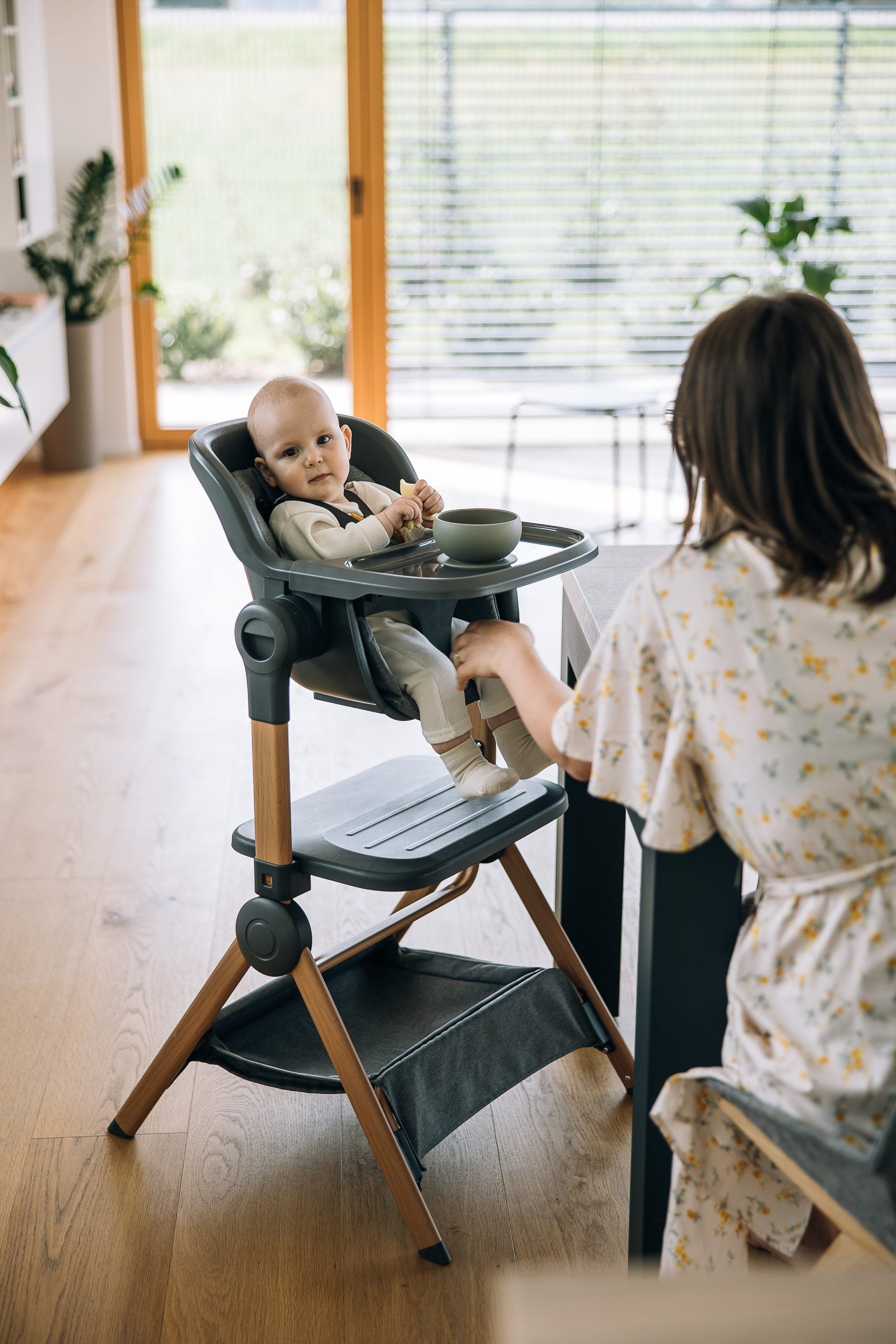 FreeON 2-in-1 Bedside Crib and High Chair Nest & Feed