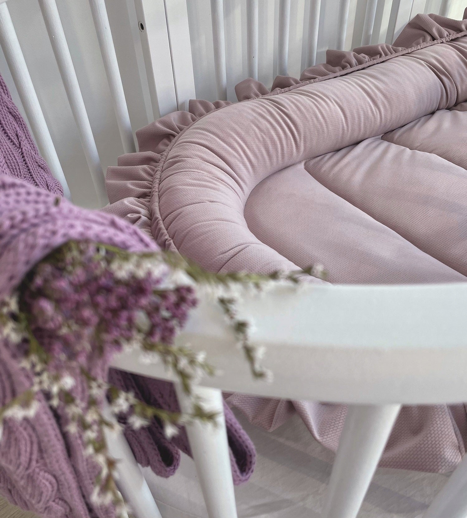 Infantilo Premium baby cocoon with a Delicate Velvet Frill