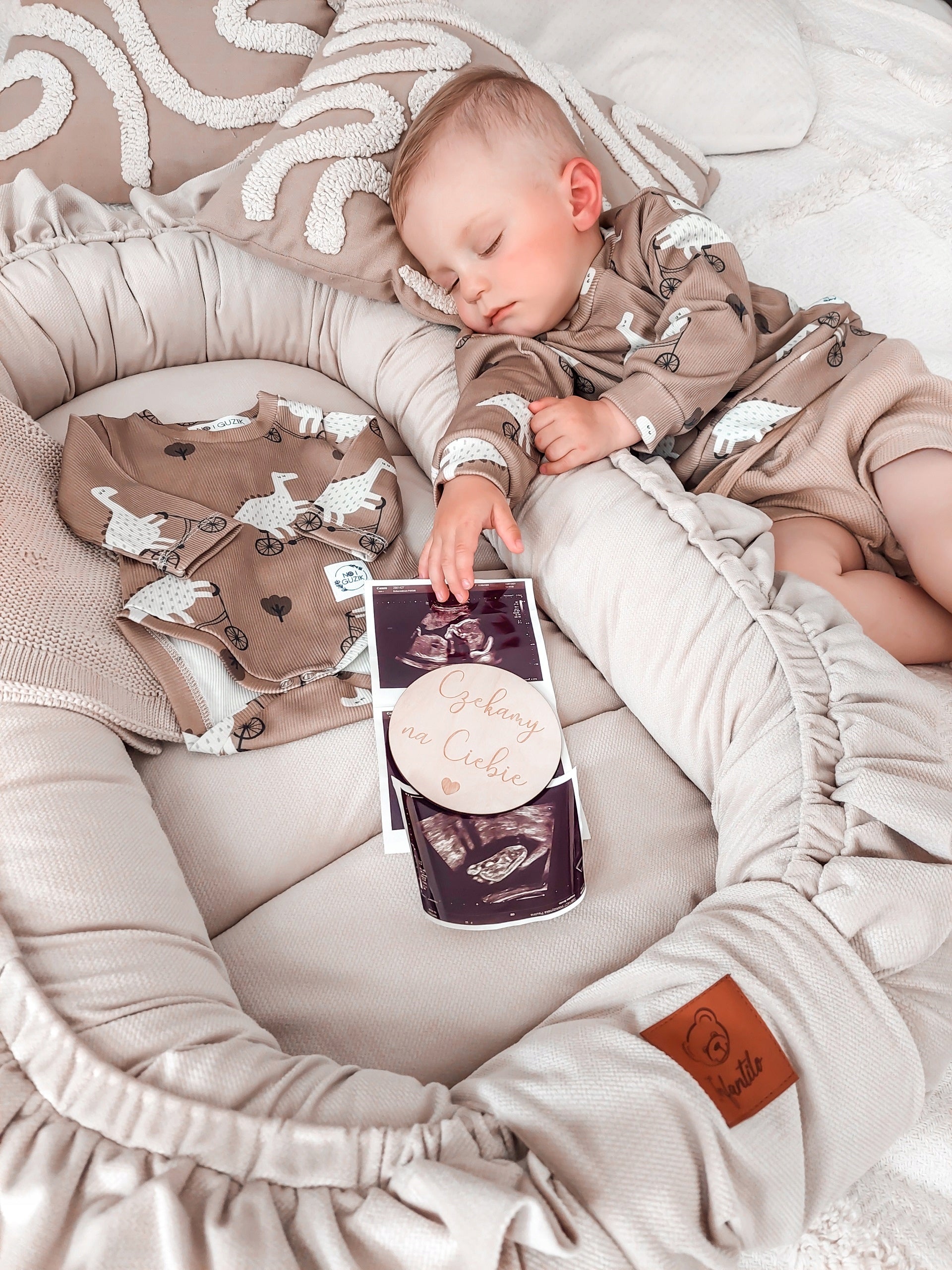 Infantilo Premium baby cocoon with a Delicate Velvet Frill