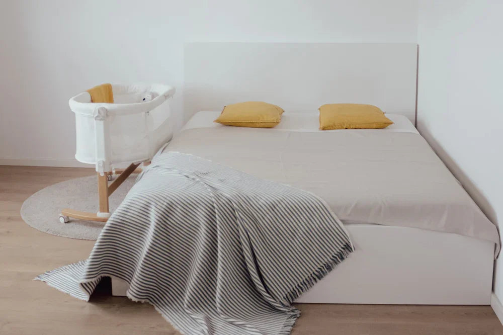 Petite&Mars Bedside crib Glory with swing function 2in1