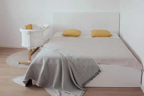 Petite&Mars Bedside crib Glory with swing function 2in1